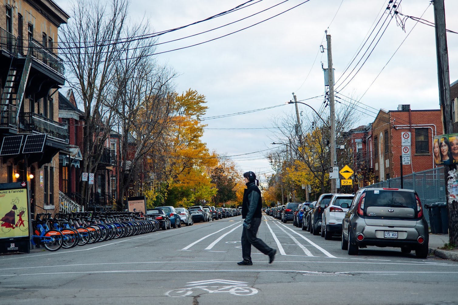 11-LA_RUE__MARCHER_MONTREAL__Coin_Saint-Viateur_et_Jeanne-Mance_.jpg